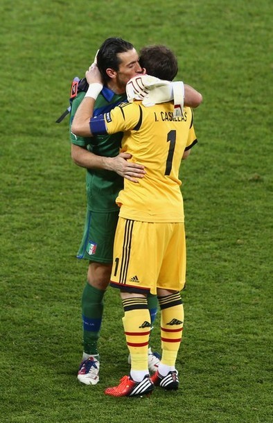 Cuộc đối đầu giữa hai trong số những thủ môn xuất sắc nhất thế giới và Casillas đã chiến thắng...